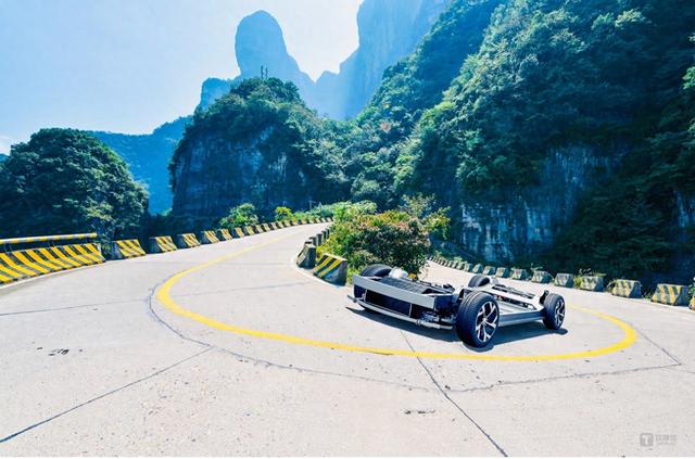 看AI賽車如何挑戰(zhàn)九十九道彎！亞洲首屆AI自動駕駛競速賽事即將登陸天門山