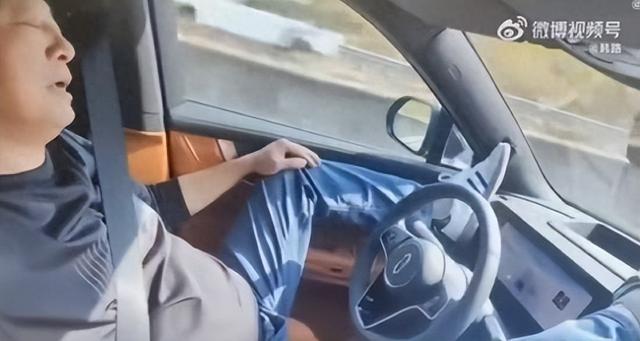 男子高速雙手脫離反方向盤躺著開車，口喊華為問界自動駕駛技術(shù)遙遙領(lǐng)先！網(wǎng)友：余承東發(fā)布會宣傳誤人子弟