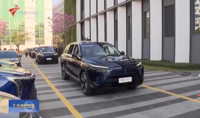 廣東省長試乘自動駕駛車，還給機器人遞了一瓶礦泉水