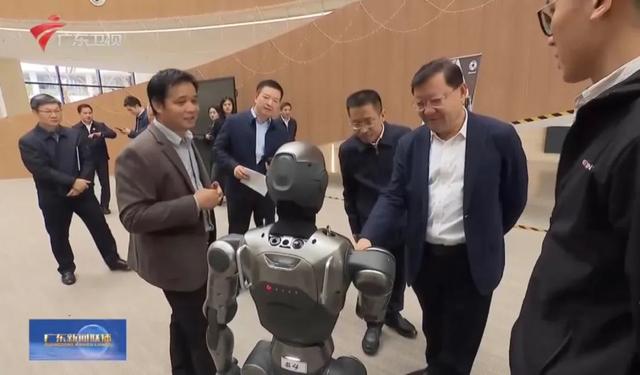 廣東省長試乘自動駕駛車，還給機器人遞了一瓶礦泉水