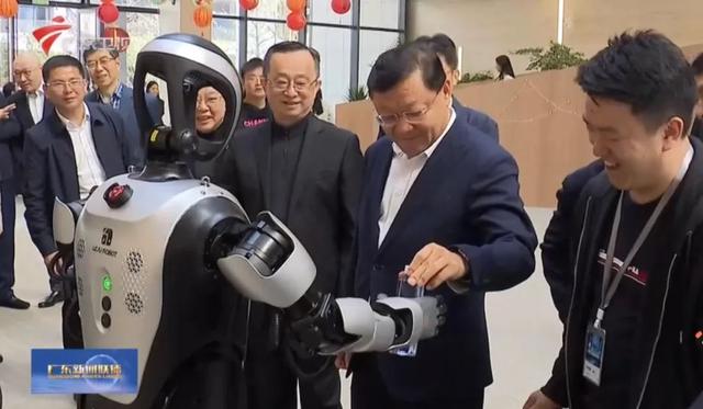 廣東省長試乘自動駕駛車，還給機器人遞了一瓶礦泉水