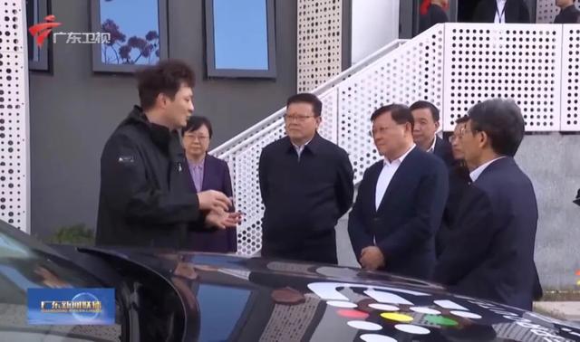 廣東省長試乘自動駕駛車，還給機器人遞了一瓶礦泉水