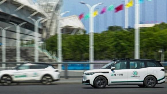 李彥宏：自動(dòng)駕駛比人開車安全十倍