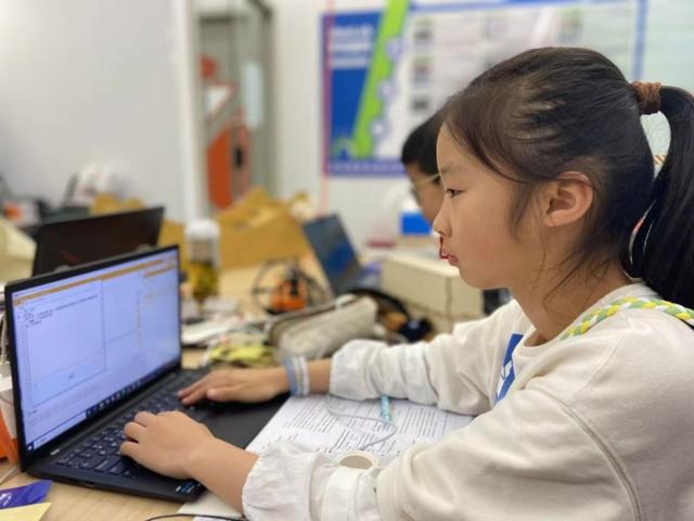 “AI不會(huì)取代教師，但會(huì)淘汰因循守舊者”