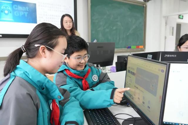 “AI不會(huì)取代教師，但會(huì)淘汰因循守舊者”