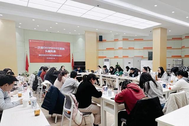 “AI不會(huì)取代教師，但會(huì)淘汰因循守舊者”