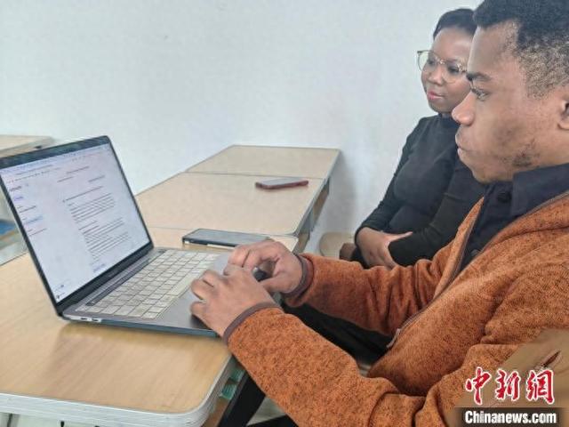 非洲留學(xué)生愛上中國AI：解決問題的“萬能鑰匙”?